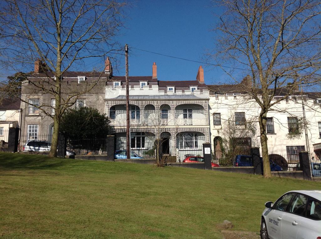 8A Spring Gardens Hotell Haverfordwest Eksteriør bilde