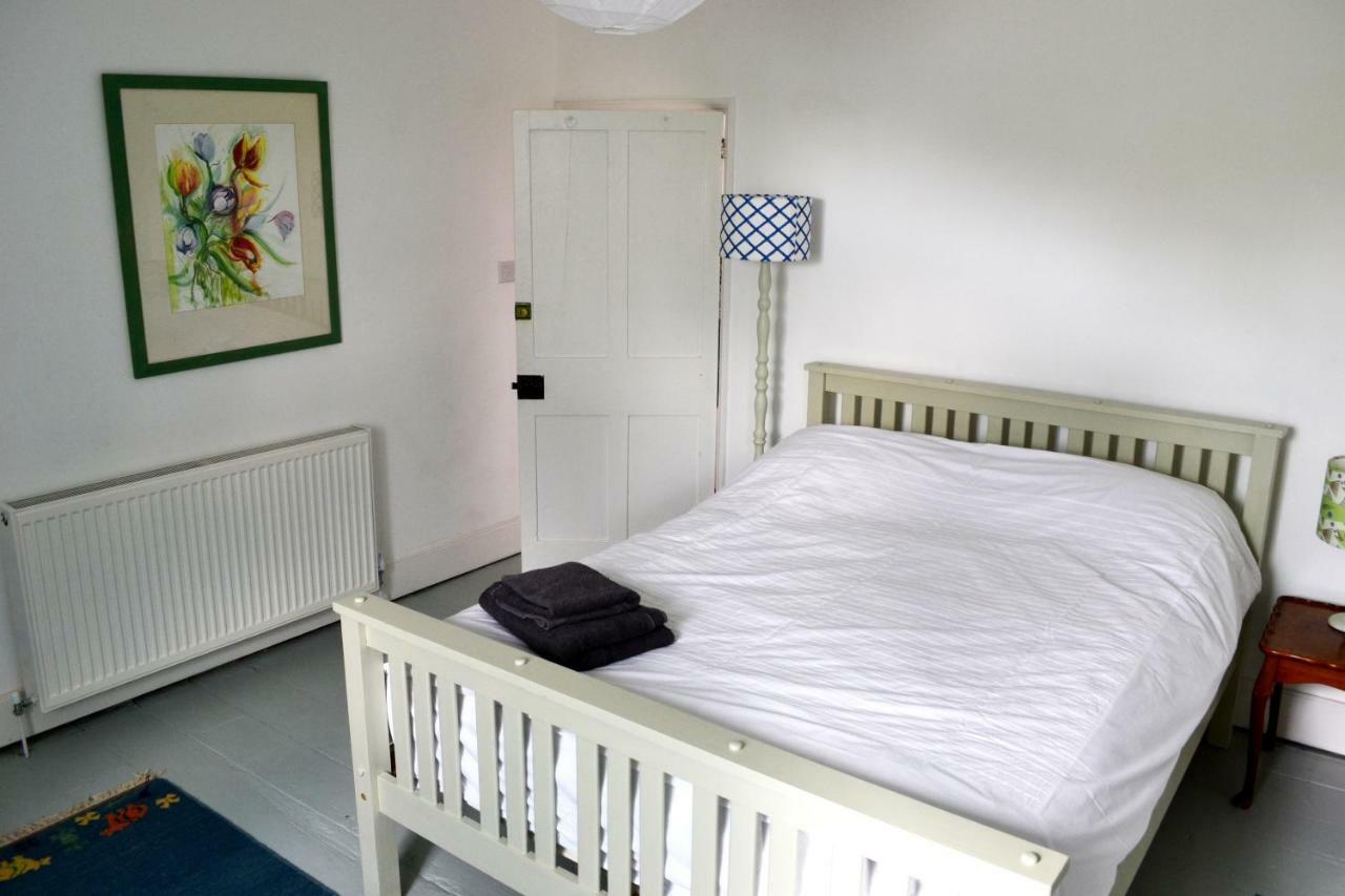 8A Spring Gardens Hotell Haverfordwest Eksteriør bilde